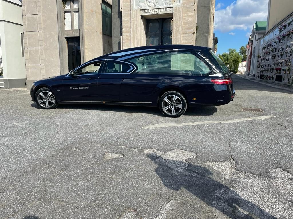 Carro funebre Gennaro Tammaro presso un cimitero di Napoli