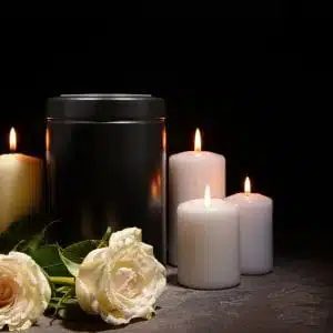 Urna cineraria con candele e rose bianche - cremazione Napoli